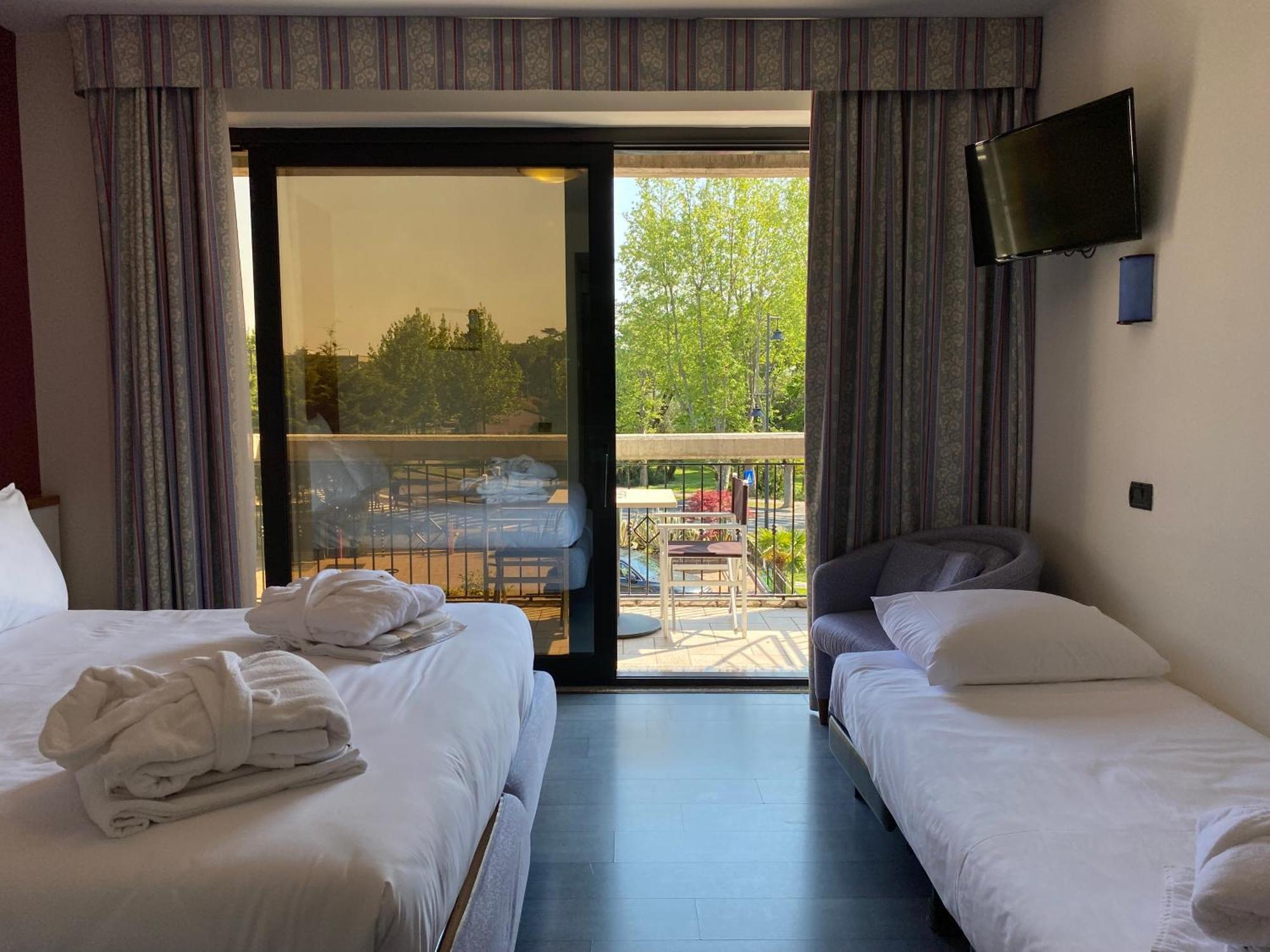 Alevic Hotel Sirmione Bagian luar foto